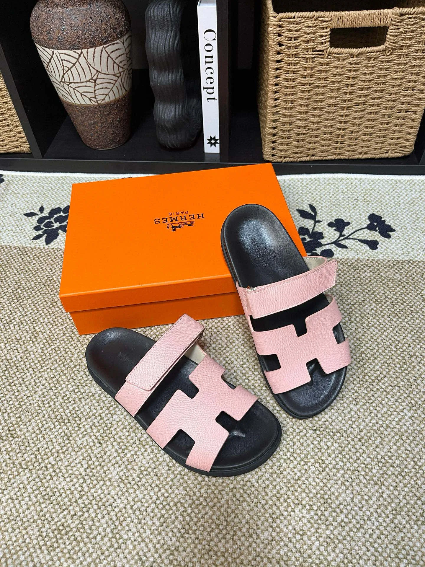 P300 Long-term stock Hermes men’s Kazimir slippers for couples - top quality woven calfskin functional sandals with intertwined uppers inspired by the “H” iconic pattern to create a casual look, perfect for summer. Imported cowhide + cowhide lining + TUP outsole Size: 35-46